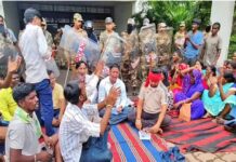 धनबाद में भू-धसान के बाद भी नहीं थमा आक्रोश, शव के साथ BCCL कार्यालय के बाहर धरना; मुआवजा और पुनर्वास की मांग